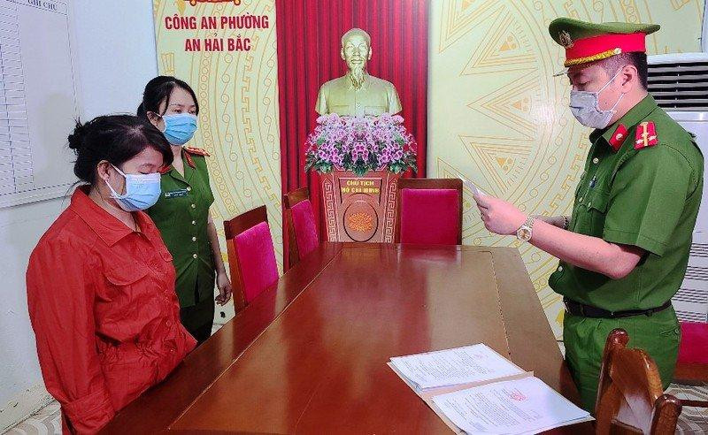 Công an thực hiện lệnh bắt đối với Đoàn Thị Kim Thanh.