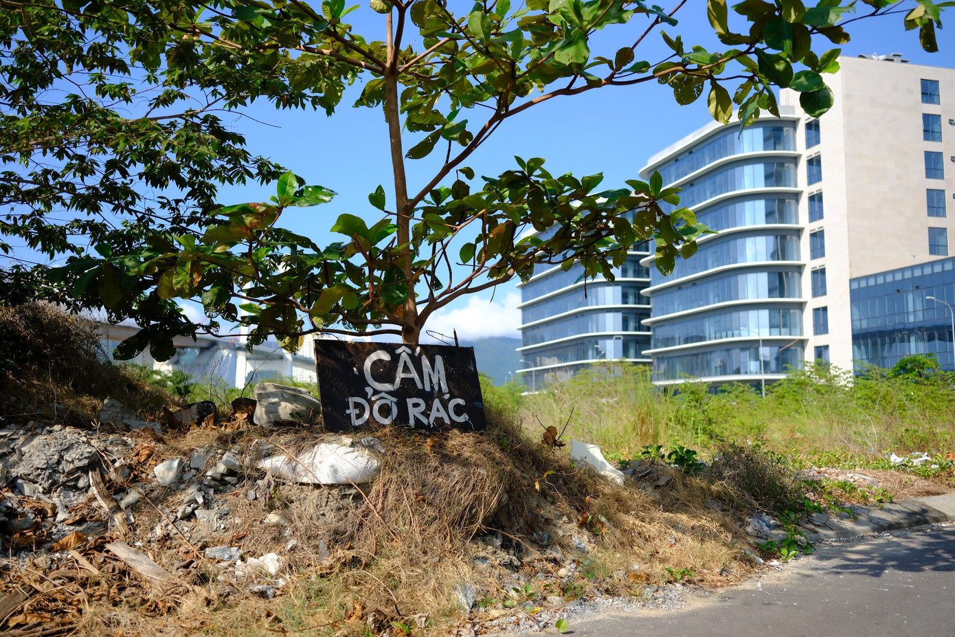 Trong khi đó, xung quanh công trình nhiều vị trí thành nơi người dân tập kết và đổ rác buộc đơn vị trông coi công trình phải cắm các biển cấm vào, cấm đổ rác để nhắc nhở.