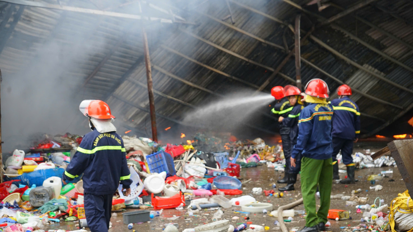 Lực lượng Cảnh sát phòng cháy chữa cháy và cứu nạn cứu hộ, Công an TP Đà Nẵng đến hiện trường để dập lửa. Đám cháy khiến một phần khung thép của xưởng bị sập.