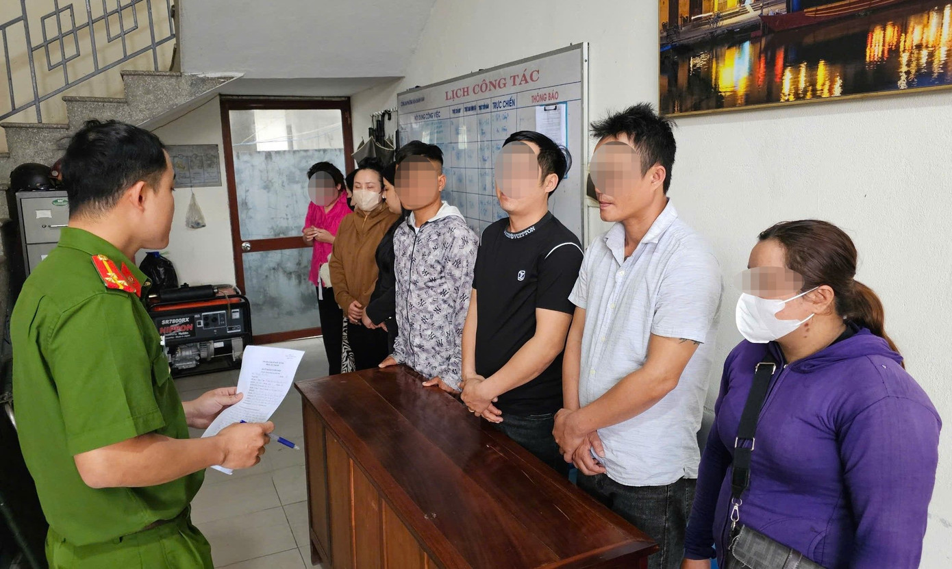 Các đối tượng liên quan đến vụ việc bị tạm giữ. Các đối tượng liên quan đến vụ việc bị tạm giữ.