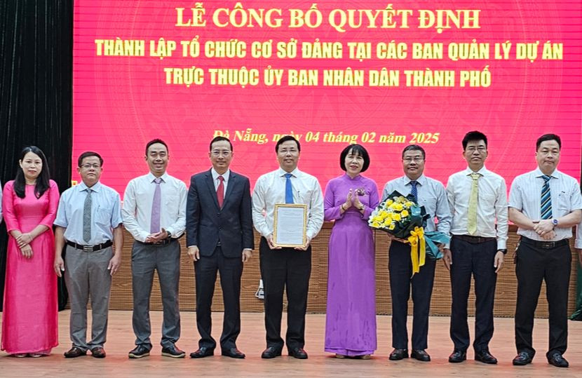 Quang cảnh lễ công bố. Quang cảnh lễ công bố.