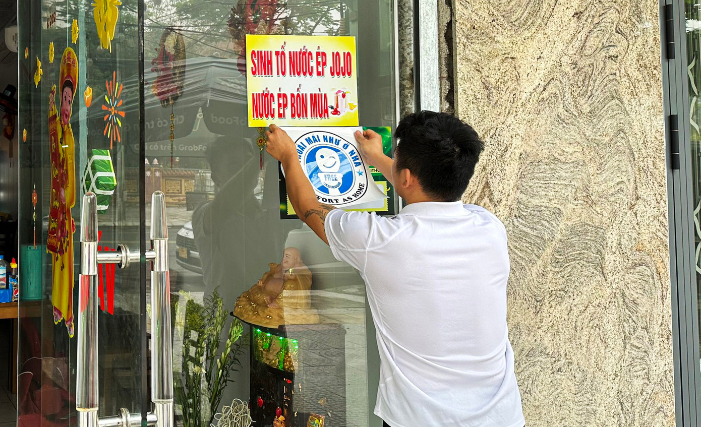 Đến Đà Nẵng, khi đi trên đường, chỉ thấy biểu tượng này dán trước cửa du khách, người dân yên tâm sử dụng nhà vệ sinh sạch sẽ, thoải mái, miễn phí khi có nhu cầu mà không phải lo ngại. Đến Đà Nẵng, khi đi trên đường, chỉ thấy biểu tượng này dán trước cửa du khách, người dân yên tâm sử dụng nhà vệ sinh sạch sẽ, thoải mái, miễn phí khi có nhu cầu mà không phải lo ngại.