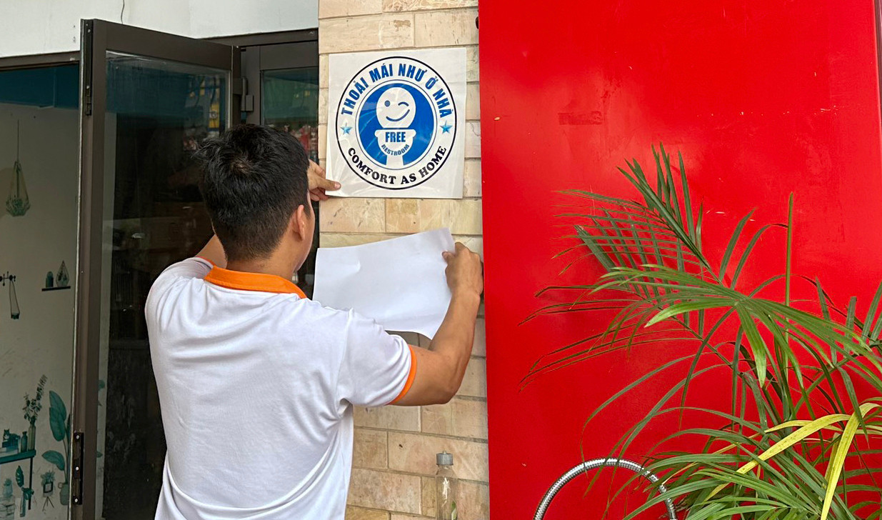 Lãnh đạo TP Đà Nẵng yêu cầu UBND quận Hải Châu phối hợp với các địa phương, ban ngành vận động các doanh nghiệp, nhà hàng, các cơ sở kinh doanh dịch vụ, hộ dân... cho phép du khách sử dụng nhà vệ sinh công cộng miễn phí. Lãnh đạo TP Đà Nẵng yêu cầu UBND quận Hải Châu phối hợp với các địa phương, ban ngành vận động các doanh nghiệp, nhà hàng, các cơ sở kinh doanh dịch vụ, hộ dân... cho phép du khách sử dụng nhà vệ sinh công cộng miễn phí.