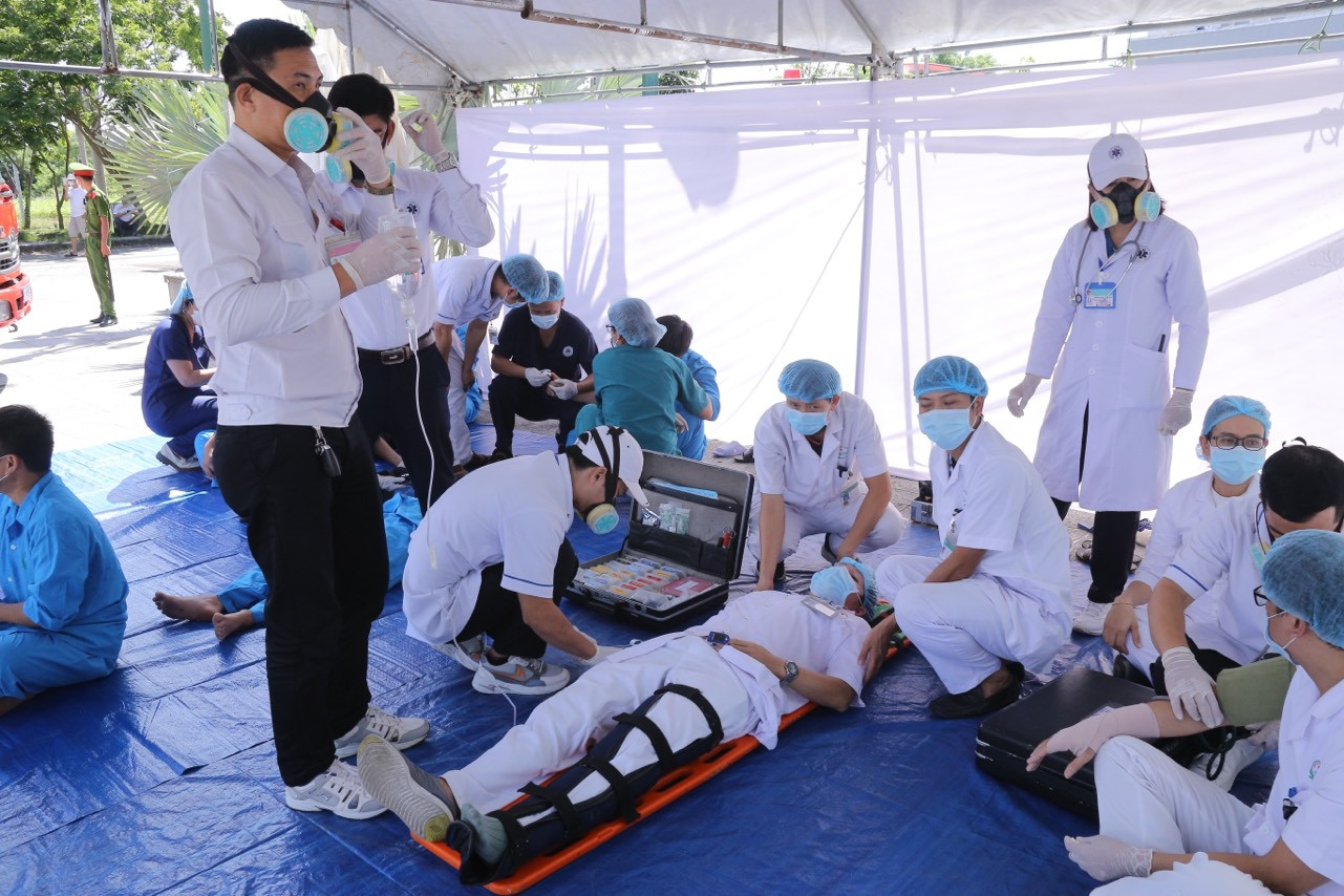 Các bác sĩ tiến hành chăm sóc sơ bộ sức khỏe cho các nạn nhân bị thương trong tình huống diễn tập.