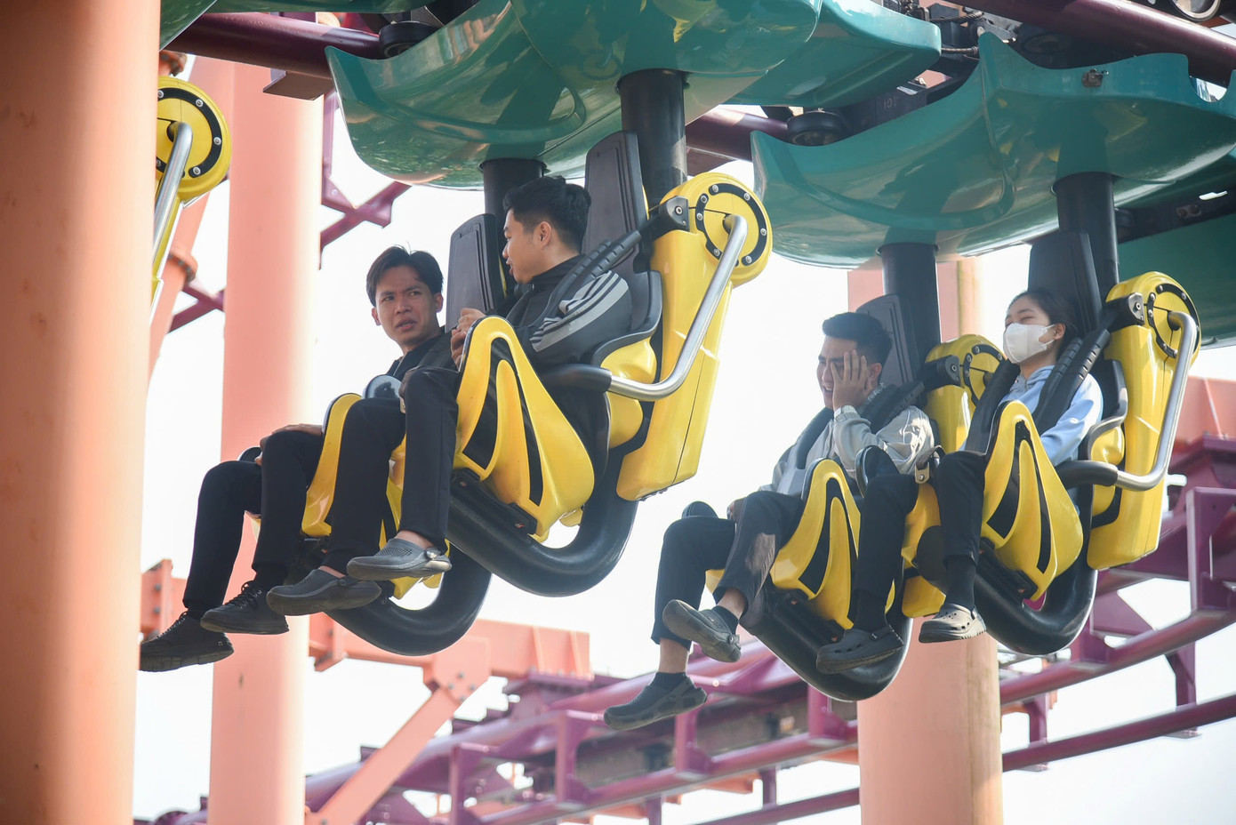 Buổi diễn tập có hai tình huống giả định liên tiếp: sự cố dừng tàu tại khu trò chơi Queen Cobra và cháy nổ tại khu sửa chữa. Tình huống đầu tiên phát sinh vào lúc 8 giờ, khi đoàn tàu siêu tốc Queen Cobra vận hành với 20 hành khách. Lúc này, một âm thanh bất thường xuất hiện, đoàn tàu dừng giữa đường ray, cách nhà ga khoảng 25m, khiến 20 hành khách hoảng loạn và 40 du khách chờ lượt phải di chuyển khẩn cấp đến khu vực an toàn. Buổi diễn tập có hai tình huống giả định liên tiếp: sự cố dừng tàu tại khu trò chơi Queen Cobra và cháy nổ tại khu sửa chữa. Tình huống đầu tiên phát sinh vào lúc 8 giờ, khi đoàn tàu siêu tốc Queen Cobra vận hành với 20 hành khách. Lúc này, một âm thanh bất thường xuất hiện, đoàn tàu dừng giữa đường ray, cách nhà ga khoảng 25m, khiến 20 hành khách hoảng loạn và 40 du khách chờ lượt phải di chuyển khẩn cấp đến khu vực an toàn.