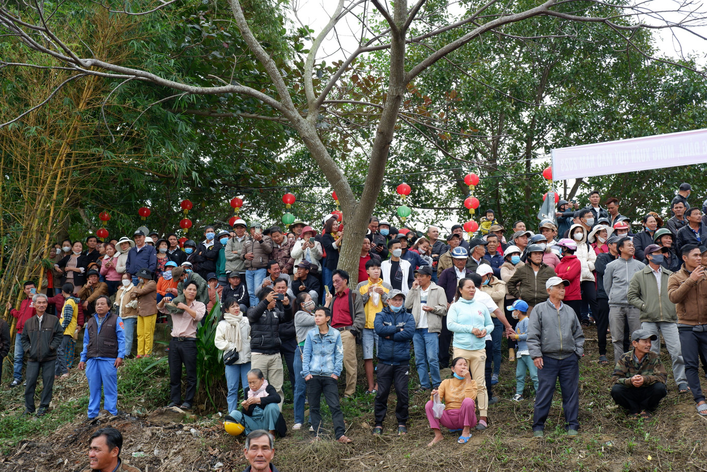 Hàng nghìn người dân và du khách đứng kín bờ sông để theo dõi vòng đua chung kết trong không khí vui vẻ và phấn khởi.