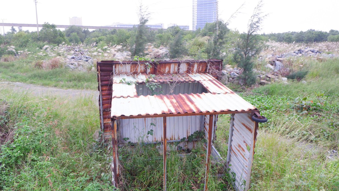 Bên cạnh đó, việc cho phép doanh nghiệp bán biệt thự, nhà liền kề hoặc căn hộ chung cư cho các đối tượng được phép mua, không phải trả thêm các khoản chi phí liên quan đến việc sử dụng đất, là vi phạm quy định về đất đai.