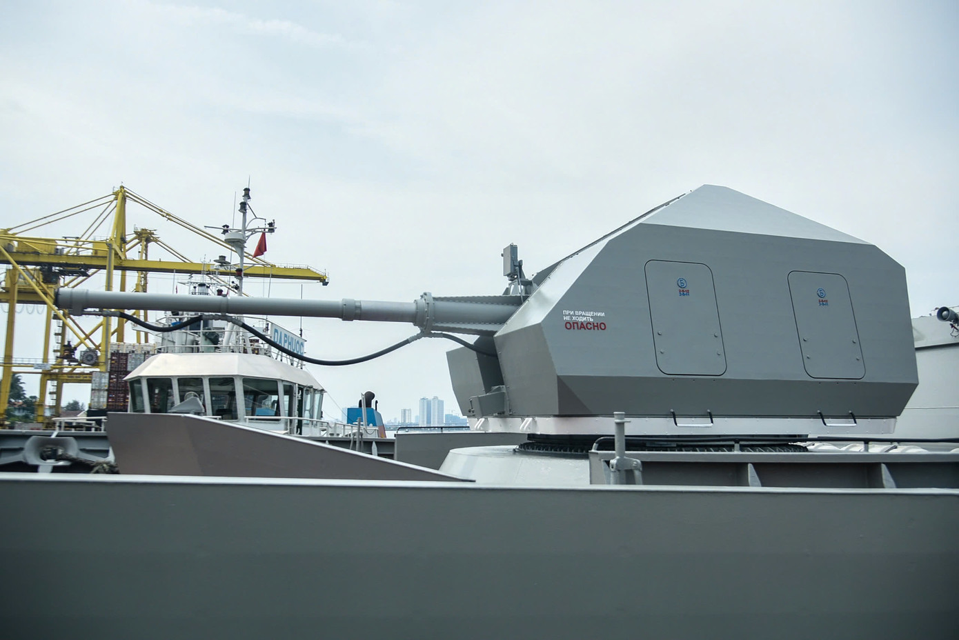 Các loại khí tài quân sự trên các tàu của Hải quân Nga.