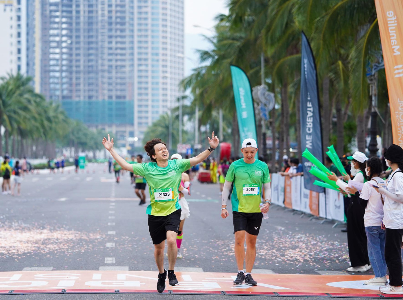 Niềm vui khi về đến vạch đích.