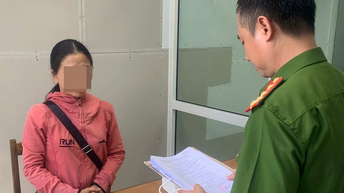 Công an thực hiện lệnh khởi tố đố với Triệu Thị T.V.