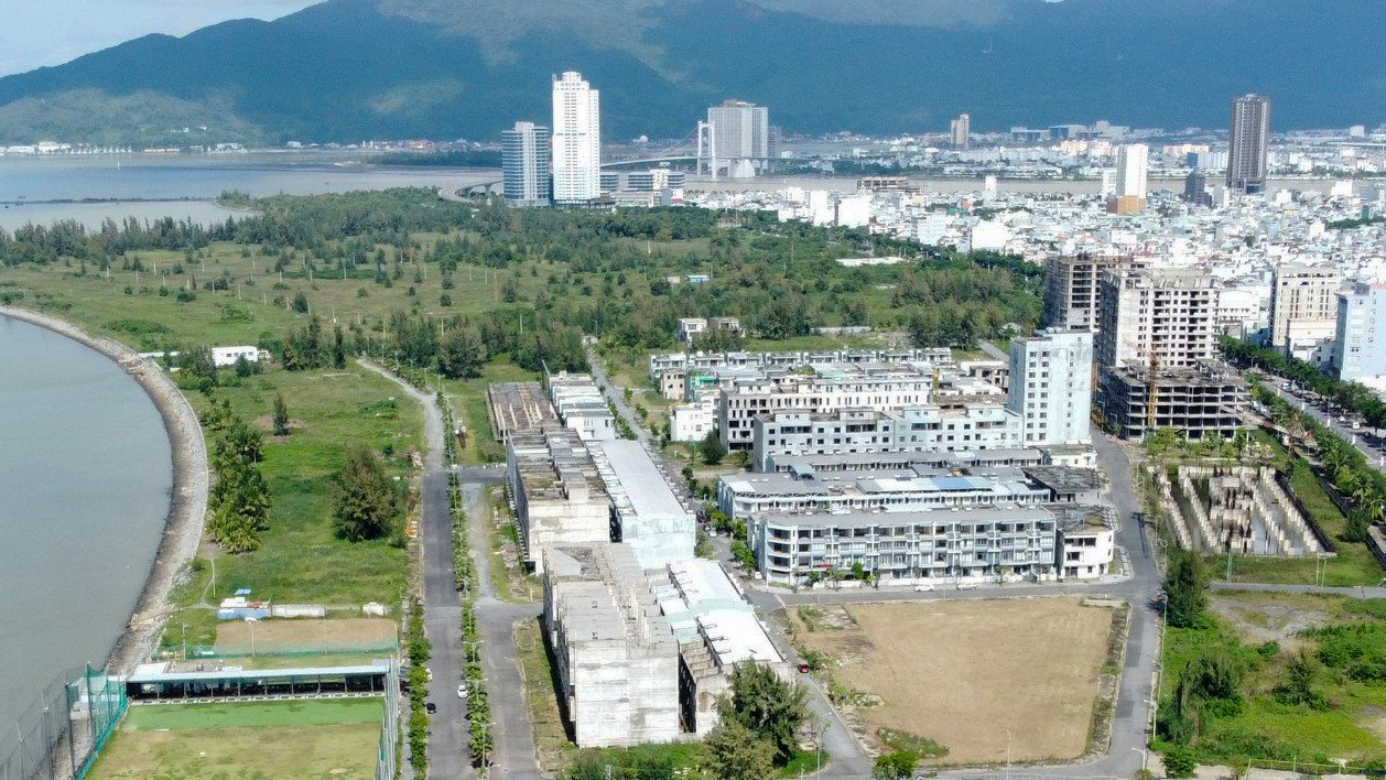 Cả một diện tích rộng lớn tại dự án Khu đô thị quốc tế Đa Phước bỏ hoang lãng phí kéo dài do vướng mắc, khó khăn.