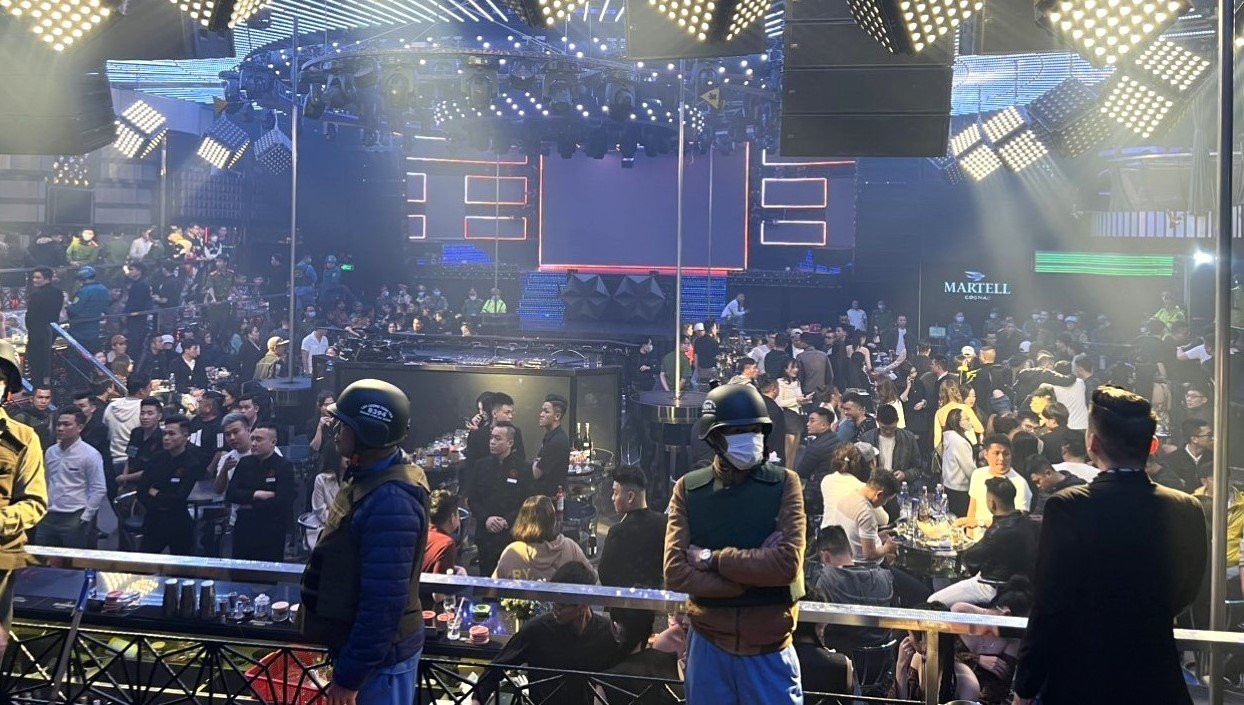 Vũ trường Phương Đông thời điểm công an đột kích lúc nửa đêm.