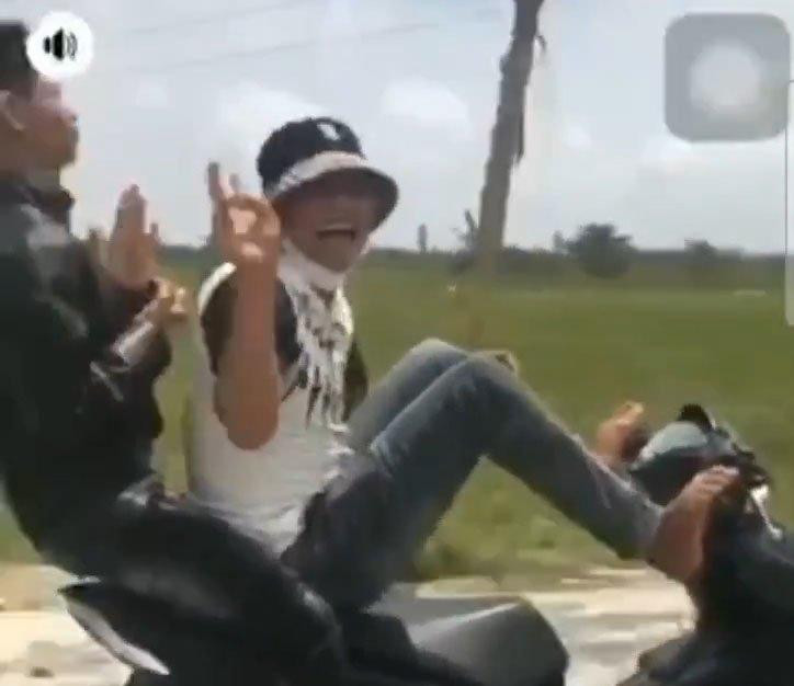 Hình ảnh Vương lái xe bằng chân được ghi lại để đưa lên mạng xã hội câu like. Hình ảnh Vương lái xe bằng chân được ghi lại để đưa lên mạng xã hội câu like.