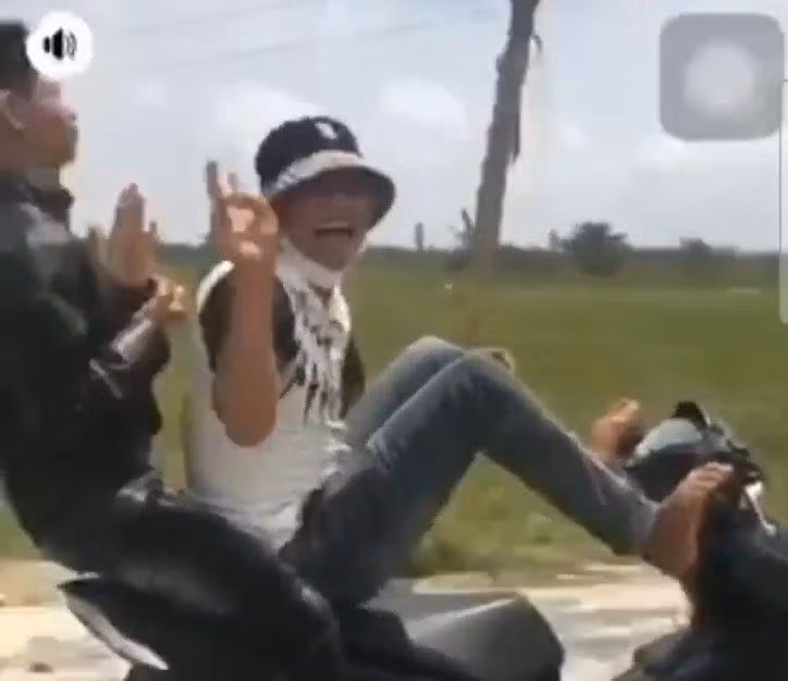 Hình ảnh Vương lái xe bằng chân được ghi lại để đưa lên mạng xã hội câu like.