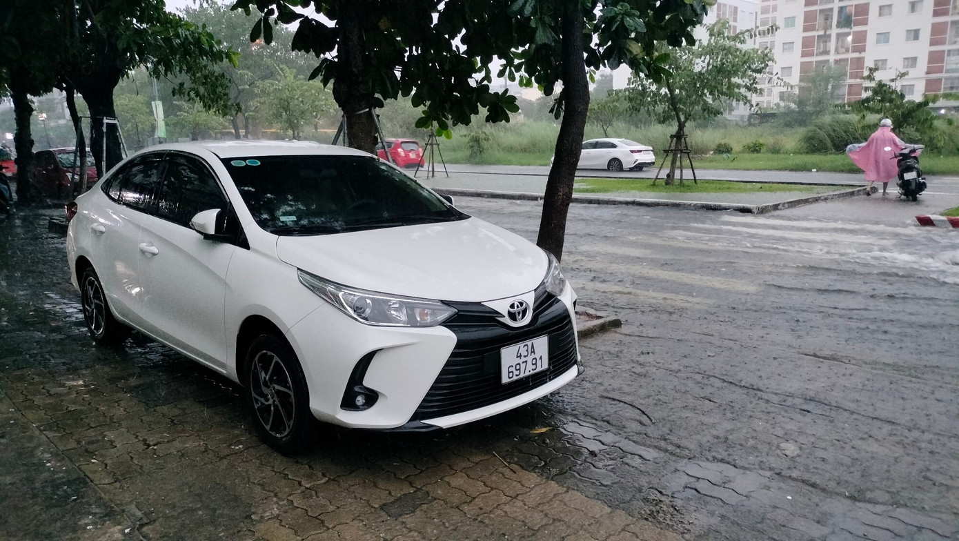 Một ô tô tại một chung cư ở phường Nại Hiên Đông quận Sơn Trà, được người dân đưa lên vỉa hè để tránh ngập. Một ô tô tại một chung cư ở phường Nại Hiên Đông quận Sơn Trà, được người dân đưa lên vỉa hè để tránh ngập.