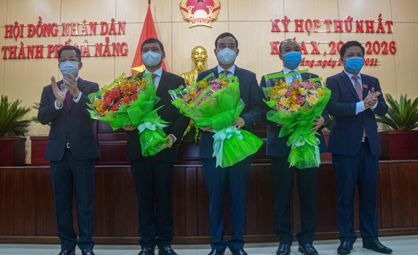 Ông Lê Trung Chinh (Chủ tịch UBND TP Đà Nẵng) cùng 2 Phó chủ tịch UBND TP Đà Nẵng (ông Hồ Kỳ Minh và ông Lê Quang Nam) nhận hoa chúc mừng sau khi tái đắc cử. Ông Lê Trung Chinh (Chủ tịch UBND TP Đà Nẵng) cùng 2 Phó chủ tịch UBND TP Đà Nẵng (ông Hồ Kỳ Minh và ông Lê Quang Nam) nhận hoa chúc mừng sau khi tái đắc cử.