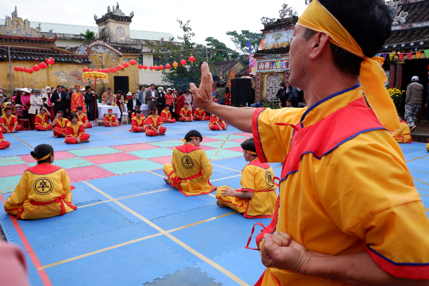 Tại sân đình làng Túy Loan, các trò chơi dân gian được tổ chức. Trong đó, môn đấu cờ người, trình diễn võ thuật truyền thống thu hút người dân và du khách.