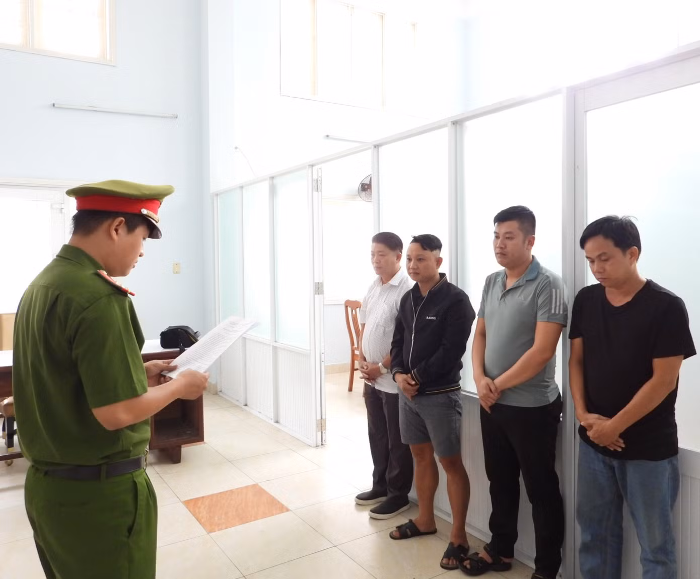 4 đối tượng trong đường dây cá độ vừa được Công an Đà Nẵng triệt phá.