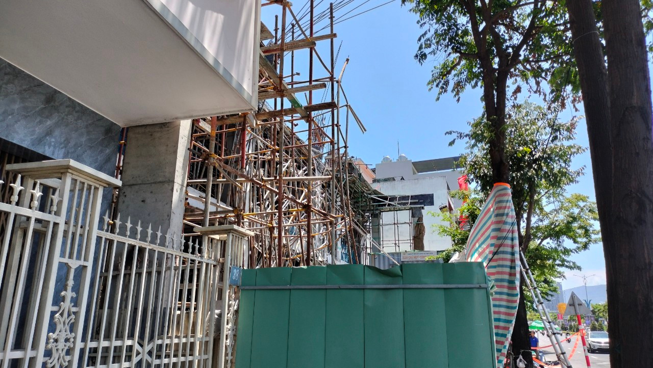 Theo ghi nhận, một phần sắt thép phía mặt tiền của công trình ở vị trí tầng 2 đổ sập xuống, sắt thép bê tông ngổn ngang.