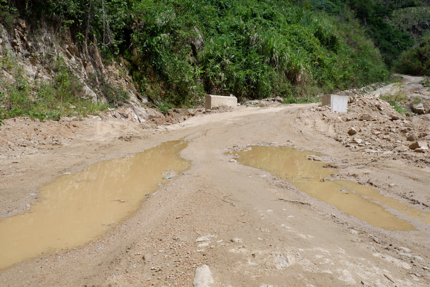 Một đoạn đường sạt lở chưa được sửa chữa, dù đã được đấu thầu và giao cho đơn vị trúng thầu thi công đã hơn 2 năm nay.