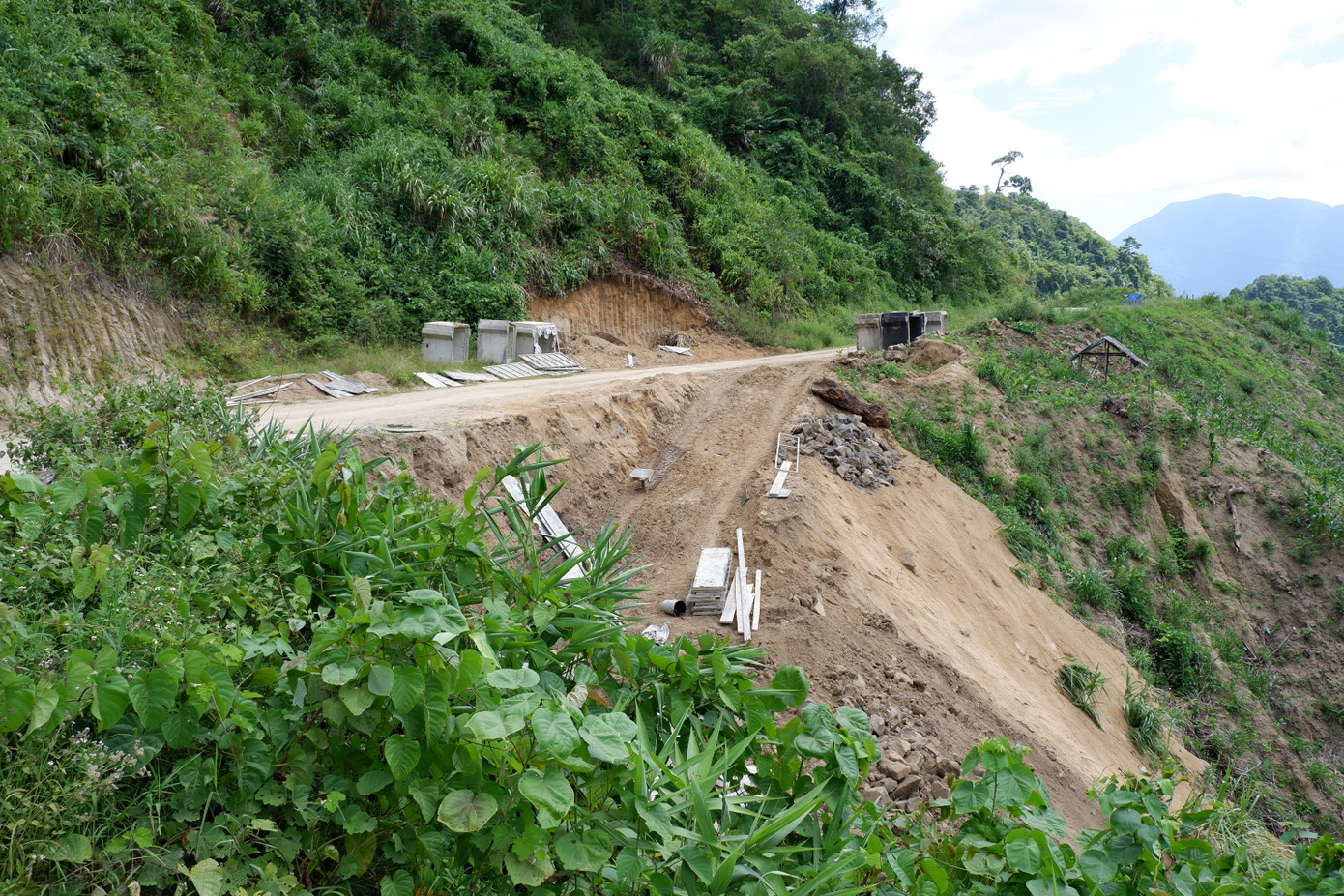 Ông Trần Hồng Quân, Giám đốc Ban quản lý dự án huyện Phước Sơn cho biết: Đã nhiều lần có văn bản yêu cầu đơn vị thi công đẩy nhanh tiến độ, nhưng nhà thầu vẫn cố tình không thực hiện. Ban cũng đã có văn bản báo cáo UBND huyện về tình trạng này để có cơ sở xử lý theo pháp luật.