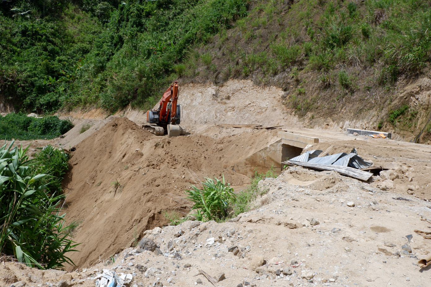 Việc chậm trễ thi công các tuyến đường ở vùng sạt lở Phước Sơn (Quảng Nam) đặt ra nhiều câu hỏi liên quan đến năng lực của các đơn vị trúng thầu.