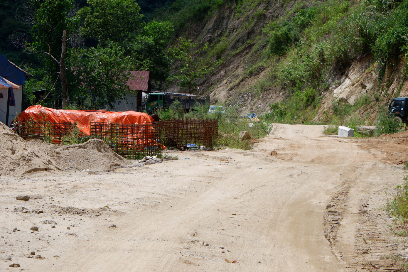 Ban quản lý Dự án huyện Phước Sơn cho biết: Hiện các nhà thầu tham gia dự án thực hiện không đảm bảo theo hồ sơ dự thầu; có nhà thầu không triển khai thi công, hiện trạng trên tuyến này do mưa lũ thường xuyên nên đã xói lở nền mặt đường, rất nguy hiểm cho người tham gia giao thông, phát sinh thêm khối lượng so với thiết kế. Nếu thời gian tới nhà thầu vẫn không triển khai thi công thì nguy cơ các đoạn tuyến bị sạt lở nền mặt đường có thể đứt đường, không thể lưu thông được.