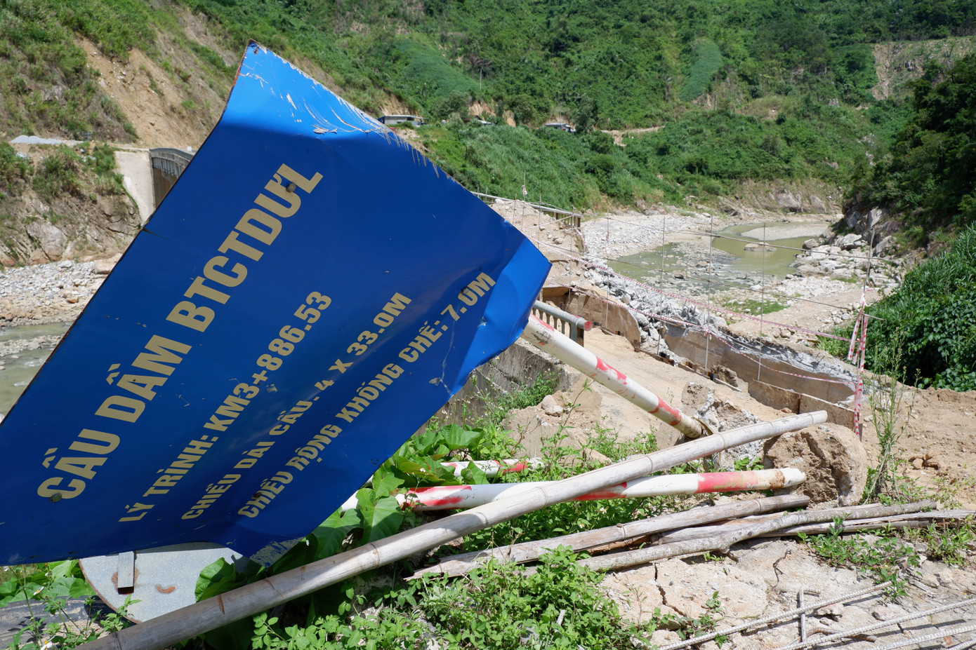 Theo ông Lê Quang Trung – Chủ tịch UBND huyện Phước Sơn, dự án khôi phục, tái thiết các tuyến đường ĐH (tuyến đường liên xã) trên địa bàn huyện không được đưa vào dạng dự án cấp thiết cho nên buộc phải tiến hành đầy đủ thủ tục liên quan rồi mới có thể tiến hành thi công. Vì vậy, kể từ cuối năm 2020, khi các tuyến đường đã bị phá nát thì phải đến gần 1 năm sau, dự án mới đảm bảo thủ tục để tiến hành thi công.