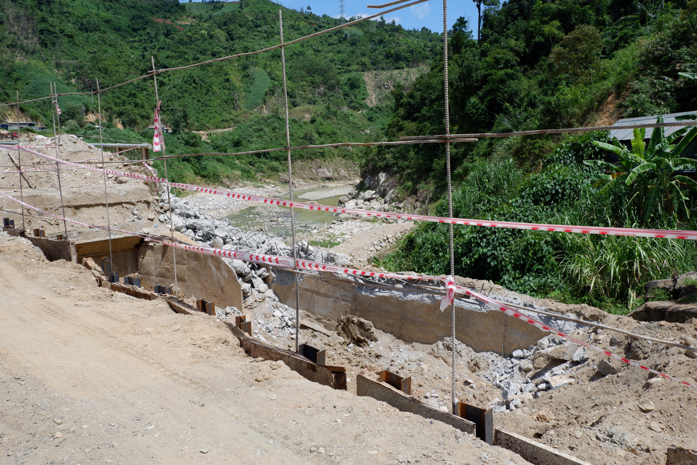 Dự án đầu tư xây dựng công trình khôi phục, tái thiết tuyến sạt lở có chiều dài 40km đi qua 4 xã gồm Phước Đức, Phước Chánh, Phước Kim, Phước Thành. Trong đó đoạn Phước Kim - Phước Thành dài 10km, với tổng mức đầu tư 150 tỷ đồng; đoạn từ xã Phước Thành - Phước Lộc, có chiều dài 10,21km, với tổng mức đầu tư 152 tỷ đồng. Thời gian thực hiện dự án từ năm 2021-2024