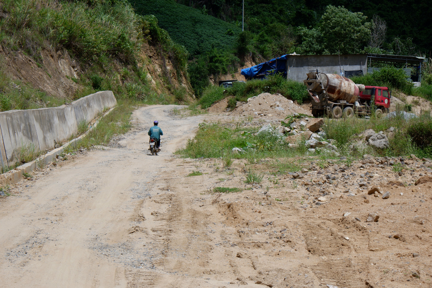 Sau hơn 2 năm đấu thầu và thi công đến nay các tuyến đường vẫn là những vệt dài nham nhở, chỉ một số đoạn ở phía ngoài đã được các đơn vị thi công đổ bê tông, còn lại, càng đi vào sâu địa phận các xã vùng cao thì tuyến đường này đúng như người dân gọi là “con đường đau khổ"