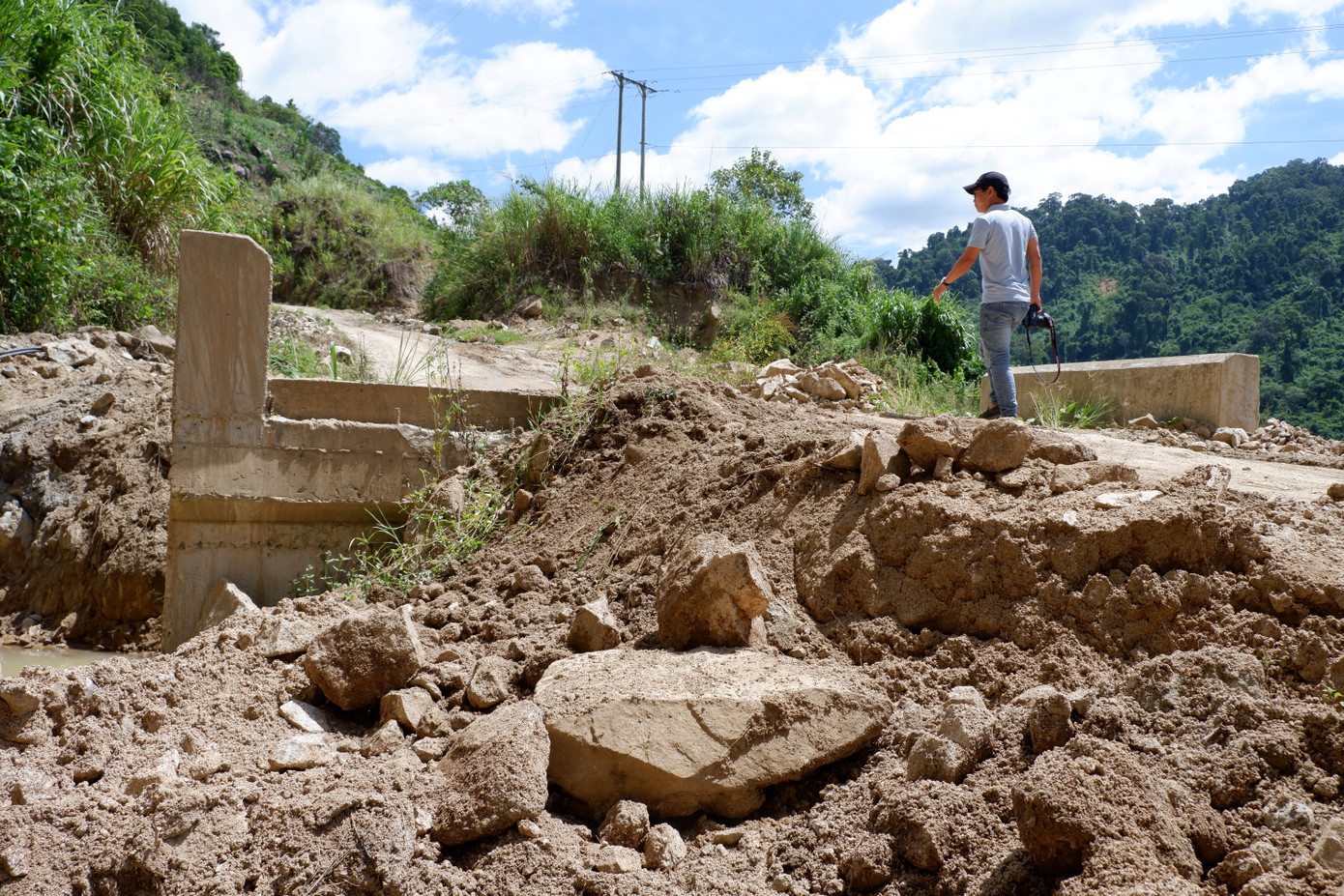 Ông Lê Quang Trung – Chủ tịch UBND huyện Phước Sơn cho hay, việc giá cả vật liệu tăng gần như gấp đôi phần nào đã khiến các đơn vị thi công gặp nhiều khó khăn. Thực tế kiểm tra, nhiều đoạn chỉ lác đác vài công nhân làm việc, còn lại hầu như dừng hoạt động. Chúng tôi cũng sẽ phải có phương án quyết liệt để đốc thúc những đơn vị này tiếp tục thi công, đảm bảo đúng tiến độ so với kế hoạch”, ông Trung nói.