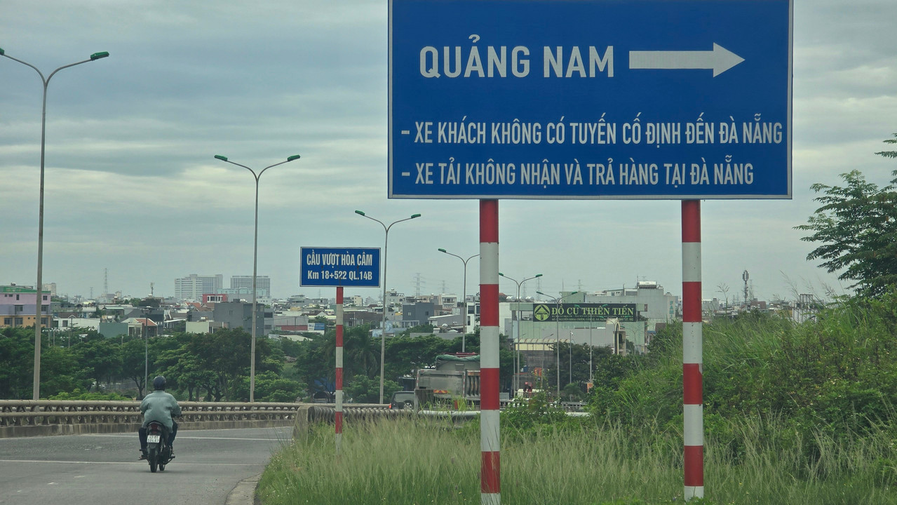 Đơn cử như các biển báo ở khu vực đường Cách Mạng Tháng 8 và quốc lộ 14B chỉ dẫn đi "Quảng Nam" vẫn kèm thông tin "xe khách không có tuyến cố định đến Đà Nẵng, xe tải không nhận hàng và trả hàng tại Đà Nẵng" khiến nhiều tài xế thắc mắc về nội dung biển báo khi Đà Nẵng và Quảng Nam đã là một. Đơn cử như các biển báo ở khu vực đường Cách Mạng Tháng 8 và quốc lộ 14B chỉ dẫn đi "Quảng Nam" vẫn kèm thông tin "xe khách không có tuyến cố định đến Đà Nẵng, xe tải không nhận hàng và trả hàng tại Đà Nẵng" khiến nhiều tài xế thắc mắc về nội dung biển báo khi Đà Nẵng và Quảng Nam đã là một.