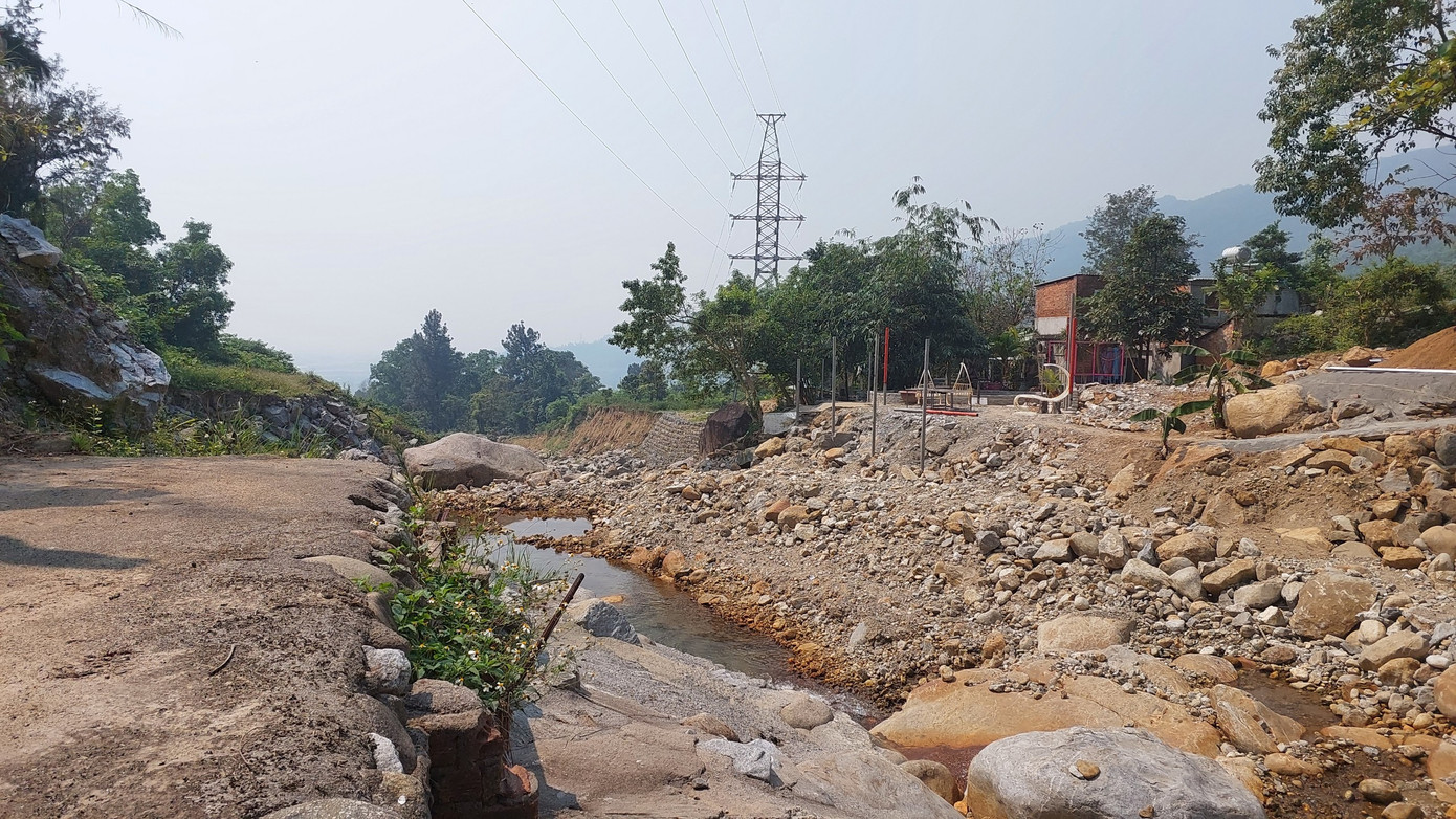 Hai bên suối Lương sau đợt mưa lũ tháng 10/2022 bị sạt lở nghiêm trọng, nay được đào múc tiếp tục làm biến dạng dòng suối.