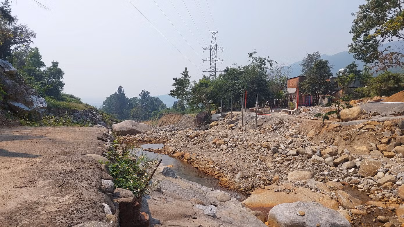 Hai bên suối Lương sau đợt mưa lũ tháng 10/2022 bị sạt lở nghiêm trọng, nay được đào múc tiếp tục làm biến dạng dòng suối.