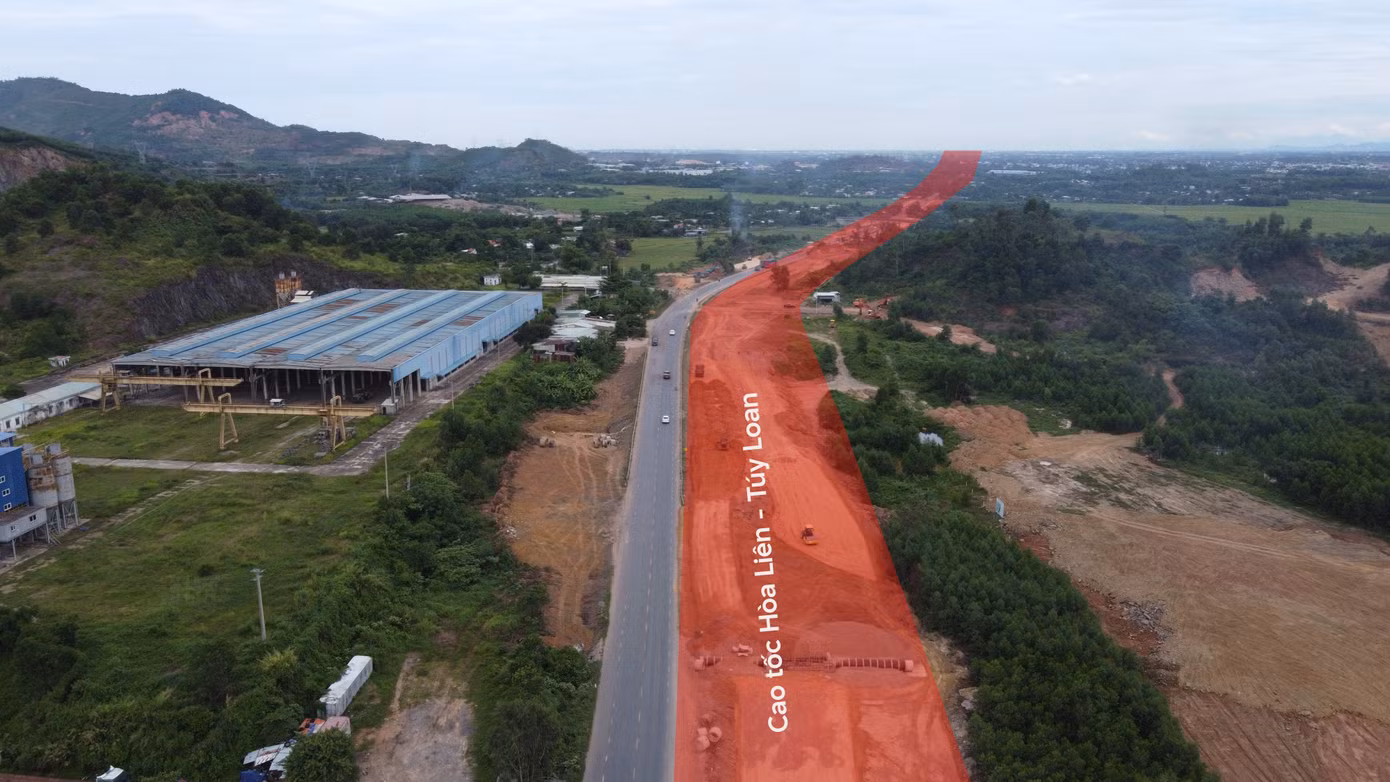 Cao tốc đoạn Hòa Liên - Túy Loan có tổng chiều dài 11,5km nằm trên địa bàn TP. Đà Nẵng. Dự án có tổng mức đầu tư hơn 2.100 tỷ đồng, trong đó chi phí giải phóng mặt bằng hơn 951 tỷ đồng (chi phí xây dựng khu tái định cư hơn 105 tỷ đồng). Ảnh: Nguyễn Thành.