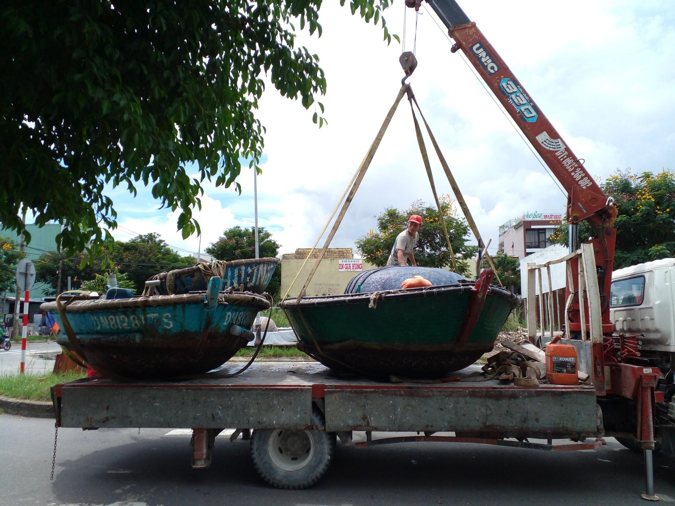 Việc di chuyển tàu thuyền hết sức khẩn trương. Việc di chuyển tàu thuyền hết sức khẩn trương.