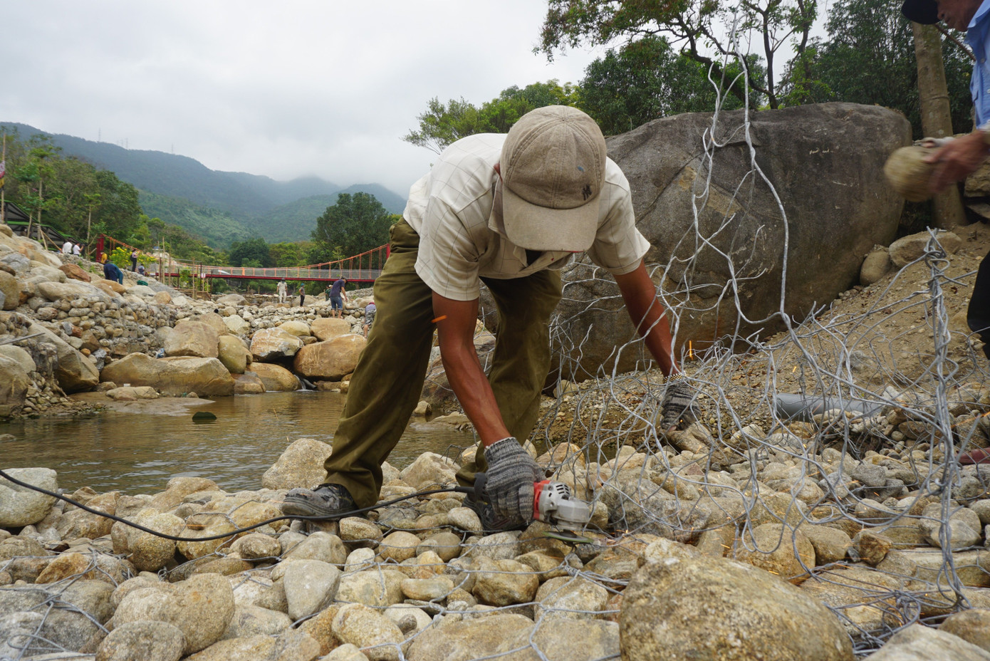 Dỡ bỏ các rọ sắt bọc đá ngăn dòng trên suối Lương. Ông Nguyễn Minh Hoàng - Phó Chủ tịch UBND phường Hòa Hiệp Bắc cho biết: Đối với khu du lịch sinh thái suối Lương - Hải Vân Park, phường đã ban hành quyết định cưỡng chế đã mời chủ đầu tư lên làm việc. Toàn bộ chi phí cưỡng chế do chủ đầu tư chi trả. Do chủ đầu tư xin tự thực hiện tháo dỡ nên phường cho phép. Lực lượng chức năng phường sẽ giám sát tháo dỡ theo cam kết.