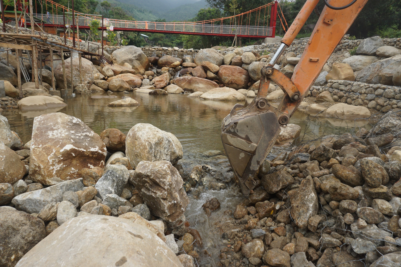 Các vị trí đập ngăn được khơi thông đảm bảo nước chảy về hạ du. Theo ghi nhận, dọc suối Lương hàng loạt đập ngăn đã được người dân, chủ các khu du lịch tự ý ngăn khi chưa được sự đồng ý của cơ quan chức năng.