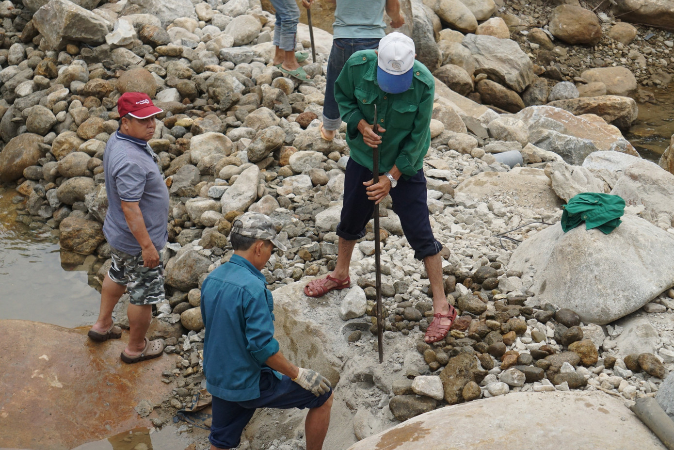 Tại Khu du lịch sinh thái Suối Lương - Hải Vân Park, đơn vị này đổ bê tông, dùng rọ đá để chặn ngang dòng suối làm hồ tắm. Quá trình thực hiện cưỡng chế, nhân viên của đơn vị này đã cùng lực lượng chức năng phường tiến hành đập bỏ, tháo dỡ các hạng mục thi công.