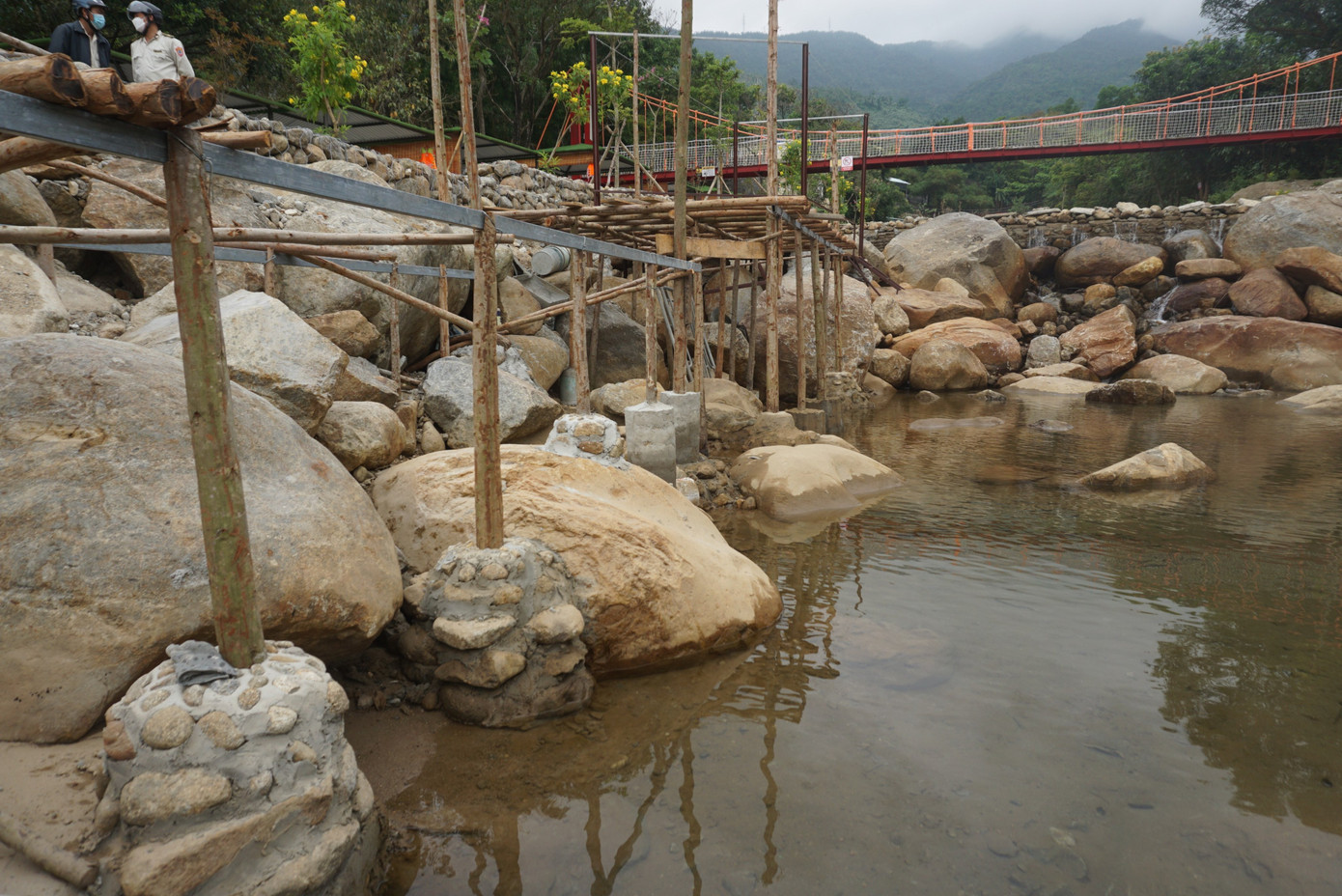 Toàn tuyến suối Lương dài khoảng 2km, thời gian qua nhiều điểm kinh doanh tự ý kè đá, phun bê tông đắp đập chặn dòng suối làm hồ tắm, tác động lớn đến dòng chảy tự nhiên, gây sạt lở khi có mưa lũ.