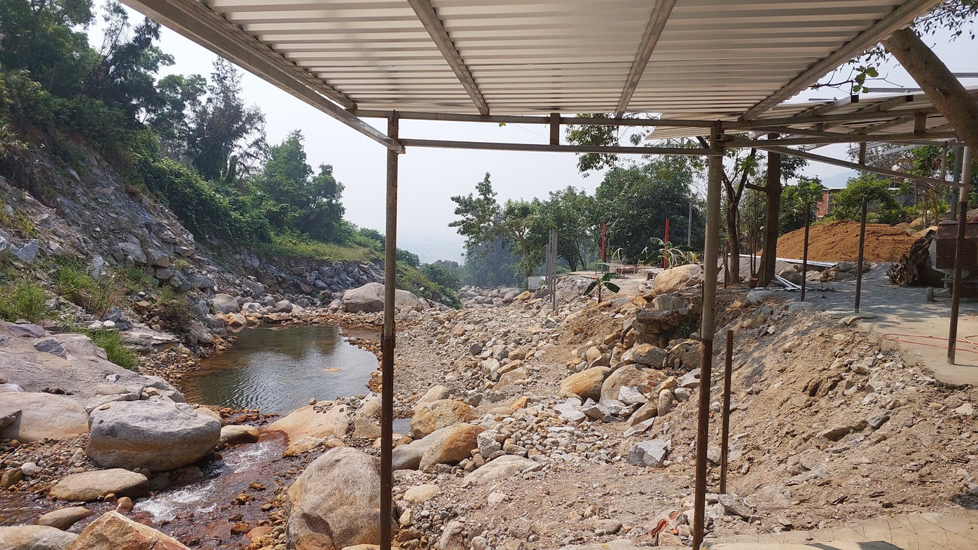 Một khu vực ở suối Lương được đào xới để xây dựng các công trình hạng mục phục vụ khách.