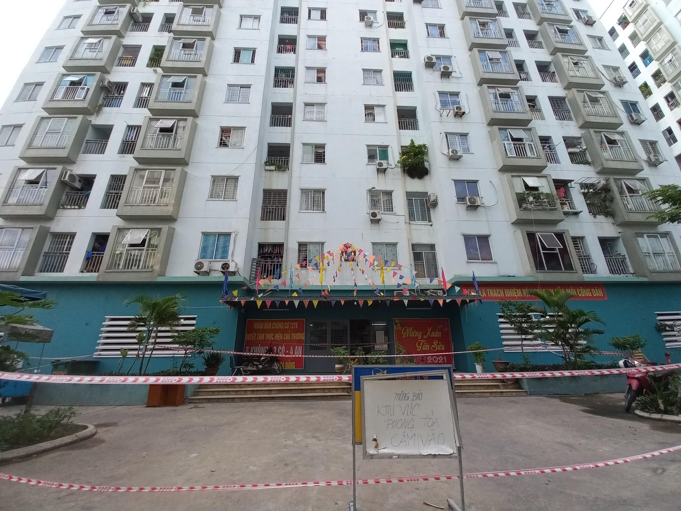 Theo Ban chỉ đạo phòng chống dịch COVID-19 TP Đà Nẵng, đến chiều 3/8, trên địa bàn phường Nại Hiên Đông (quận Sơn Trà, TP Đà Nẵng) tiếp tục ghi nhận 24 ca mắc COVID-19 đều liên quan đến chuỗi lây nhiễm cảng cá Thọ Quang (chợ Mân Thái, chợ Nại Hiên Đông). Trong đó các ca mắc mới có 8 ca có xét nghiệm âm tính với virut SAR-CoV-2 trước đó, có 15 ca thuộc chuỗi ca bệnh trong gia đình. Đến nay, toàn phường Nại Hiên Đông đã có 122 ca mắc COVID-19. Trong ảnh: Chung cư 12T5 đường Trần Thánh Tông (Nại Hiên Đông, Sơn Trà, TP Đà Nẵng) phải cách ly phong tỏa sau khi có ca mắc mới. Ảnh: Nguyễn Thành.