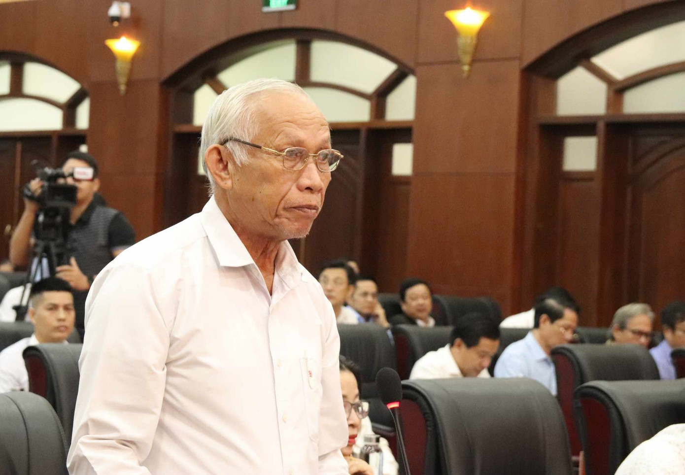 Cử tri phát biểu ý kiến tại buổi tiếp xúc. Cử tri phát biểu ý kiến tại buổi tiếp xúc.