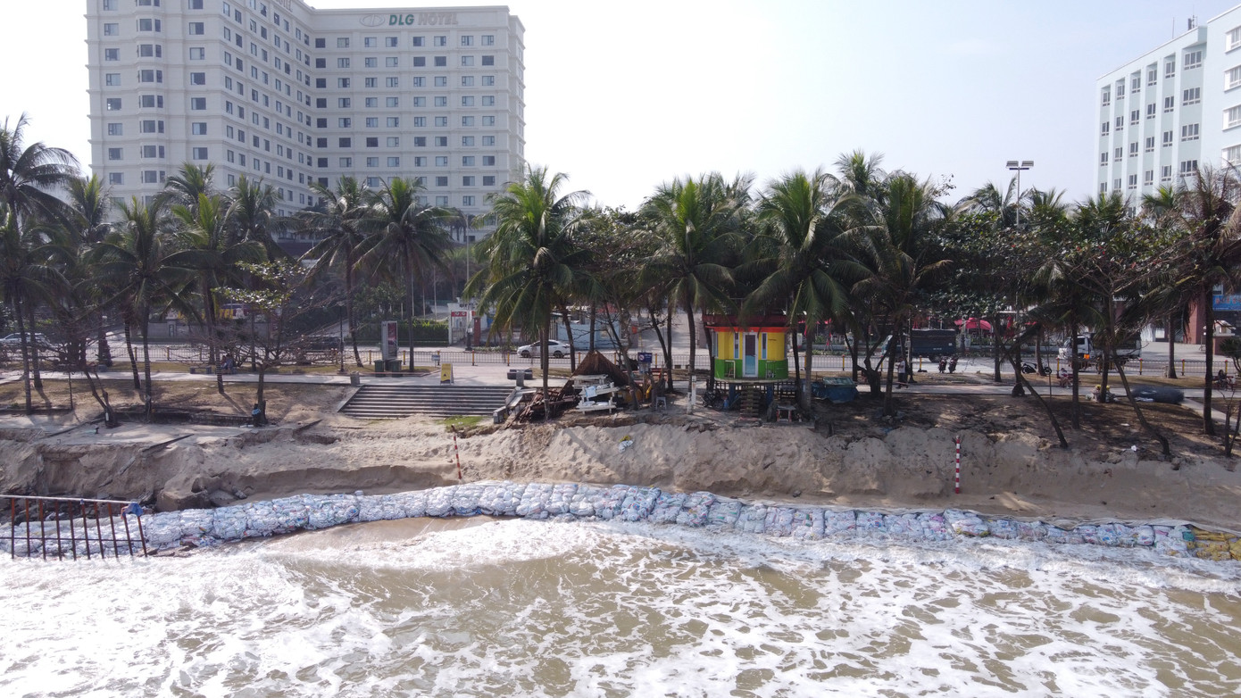 Lãnh đạo UBND TP. Đà Nẵng cho biết, sẽ tiếp tục theo dõi, nghiên cứu tình hình. Đồng thời, sẽ tổ chức hội thảo, tham vấn ý kiến chuyên gia để tìm giải pháp chống sạt lở lâu dài cho các bãi biển du lịch, trong đó có bãi biển Mỹ Khê. Lãnh đạo UBND TP. Đà Nẵng cho biết, sẽ tiếp tục theo dõi, nghiên cứu tình hình. Đồng thời, sẽ tổ chức hội thảo, tham vấn ý kiến chuyên gia để tìm giải pháp chống sạt lở lâu dài cho các bãi biển du lịch, trong đó có bãi biển Mỹ Khê.