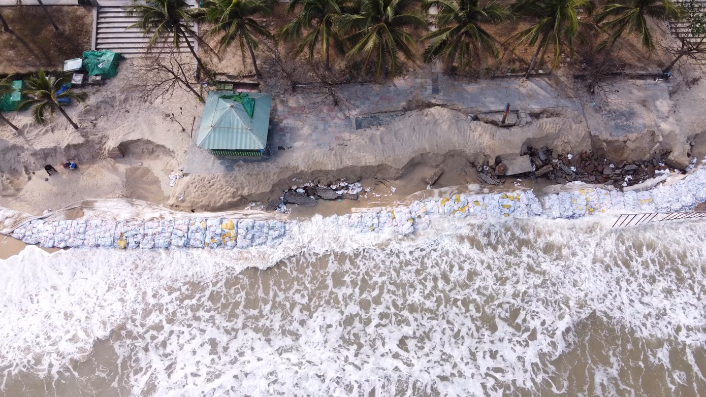 Mỹ Khê là bãi biển đẹp nhất Đà Nẵng, được mệnh danh là một trong sáu bãi biển quyến rũ nhất hành tinh, top 10 bãi biển đẹp nhất châu Á. Tuy nhiên, thời gian qua, do sóng lớn, nước biển dâng khu vực biển Mỹ Khê đã sạt lở nghiêm trọng, khiến nhiều diện tích bãi biển bị sóng cuộn gây xói lở, ăn sâu vào đất liền.