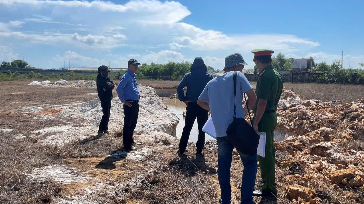 Công an huyện Núi Thành và các lực lượng chức năng đã vào cuộc, tiến hành khám nghiệm, ghi nhận, đo đạc hiện trường để truy tìm thủ phạm. Công an huyện Núi Thành và các lực lượng chức năng đã vào cuộc, tiến hành khám nghiệm, ghi nhận, đo đạc hiện trường để truy tìm thủ phạm.