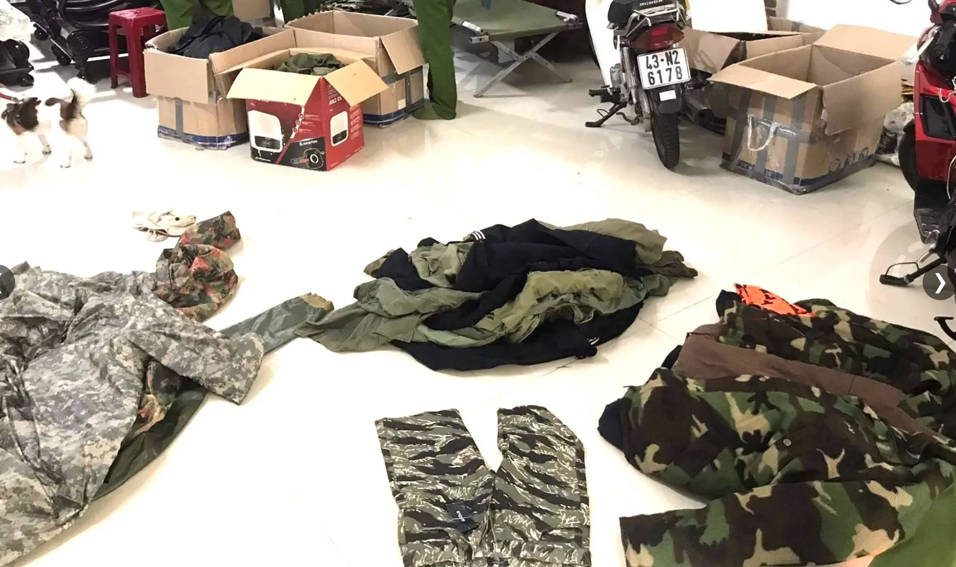 Một số quân phục nước ngoài được công an phát hiện thu giữ. Một số quân phục nước ngoài được công an phát hiện thu giữ.