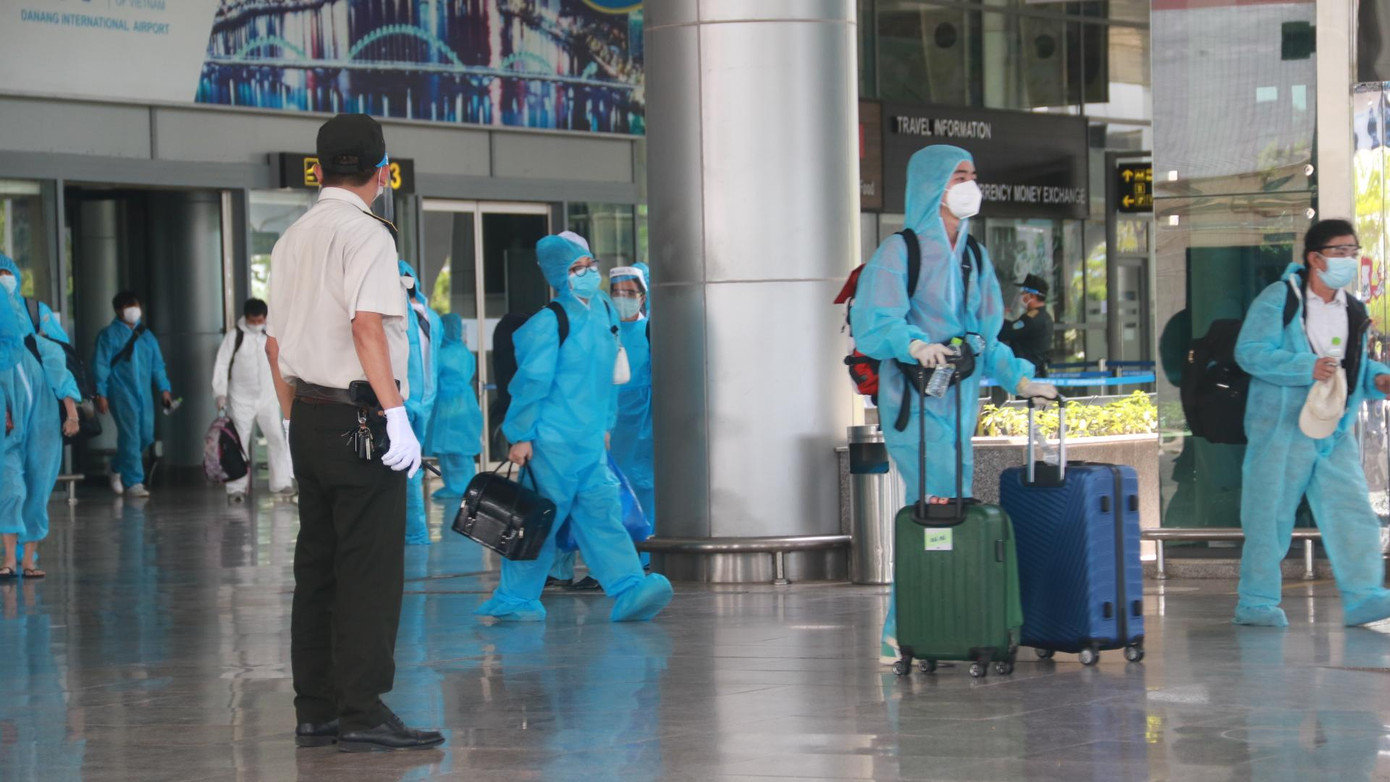 UBND các quận Hải Châu, Sơn Trà, Ngũ Hành Sơn chủ trì phối hợp với Sở Du lịch, Sở Y tế, Công an thành phố, UBND các quận huyện Thanh Khê, Liên Chiểu, Cẩm Lệ, Hòa Vang, chủ các cơ sở lưu trú và các đơn vị liên quan bảo đảm các điều kiện vận hành khách sạn cách ly tập trung đối với người dân từ TP HCM về Đà Nẵng; tiếp nhận công dân, nhân lực, cơ sở vật chất, cung cấp suất ăn, an ninh trật tự, vệ sinh môi trường…; thực hiện quản lý, kiểm tra, giám sát chặt chẽ việc thực hiện cách ly theo quy định.