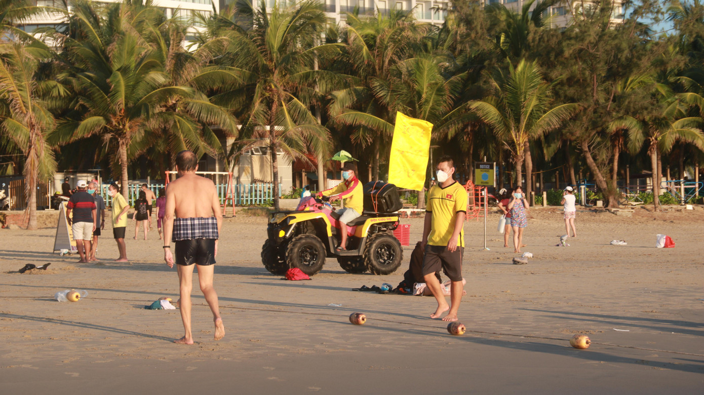 Nhân viên ban quản lý Bán đảo Sơn Trà và các bãi biển du lịch Đà Nẵng chở loa đi tuyên truyền việc chấp hành các quy định khi tham gia tắm biển.