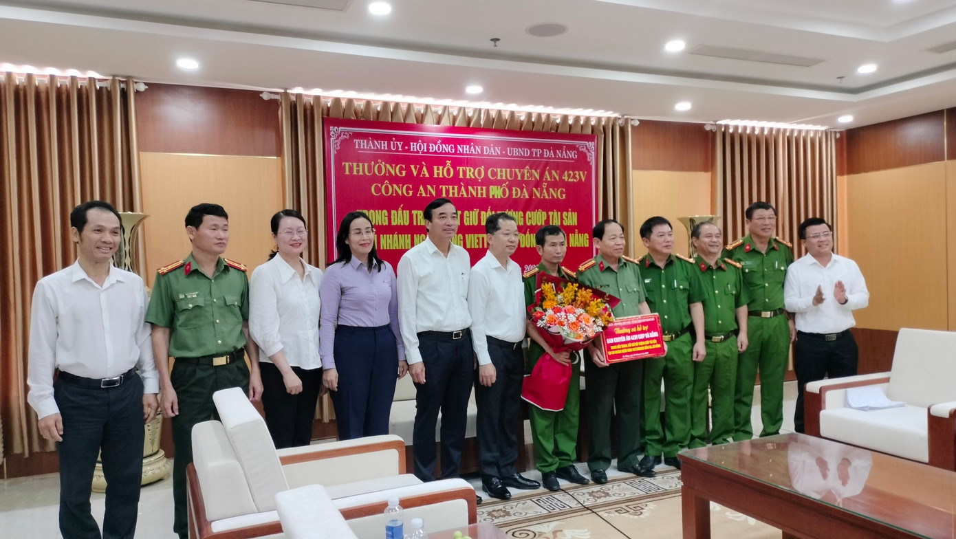 Bí thư Thành ủy Đà Nẵng và lãnh đạo TP tặng quà, khen thưởng cán bộ, chiến sĩ công an TP Đà Nẵng. Bí thư Thành ủy Đà Nẵng và lãnh đạo TP tặng quà, khen thưởng cán bộ, chiến sĩ công an TP Đà Nẵng.